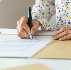 Une main signant un document