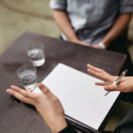 Deux personnes en rendez-vous autour d’un document