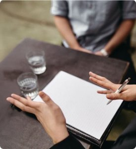 Deux personnes en rendez-vous autour d’un document